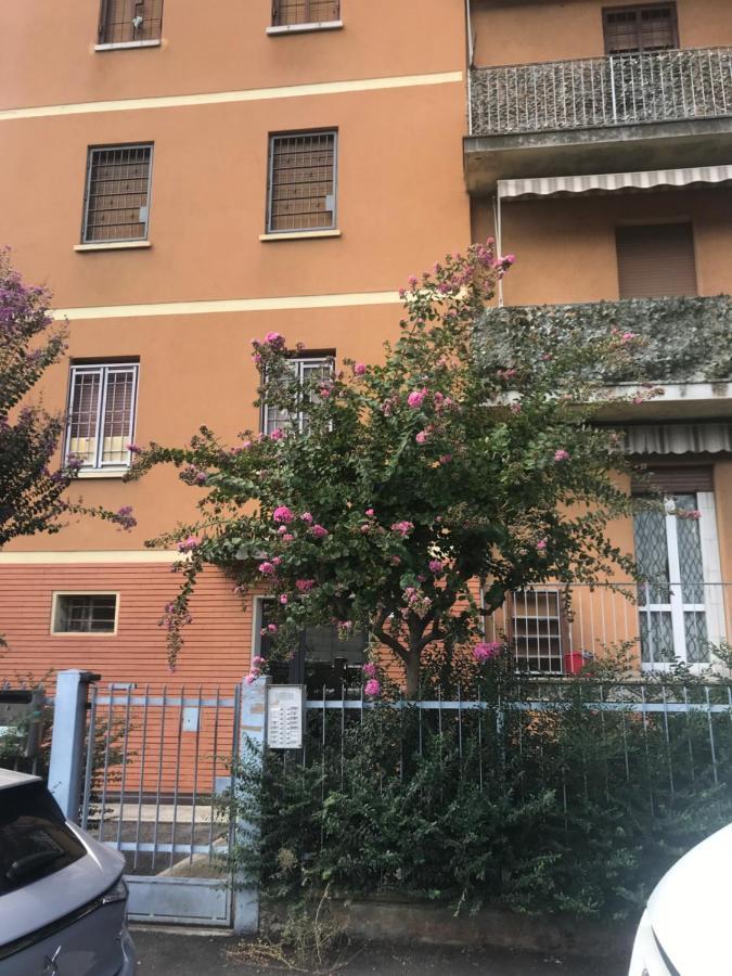 Appartamento 4 Posti Letto In Zona Tranquilla E Ben Servita, Un Matrimoniale E Un Divano Letto Matrimoniale Facebook Massimo Bobo Aquili ボローニャ エクステリア 写真